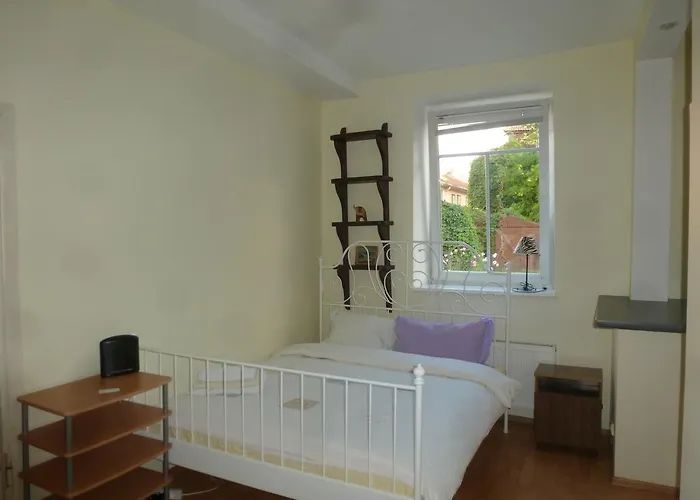 Seven Fridays בית הארחה *